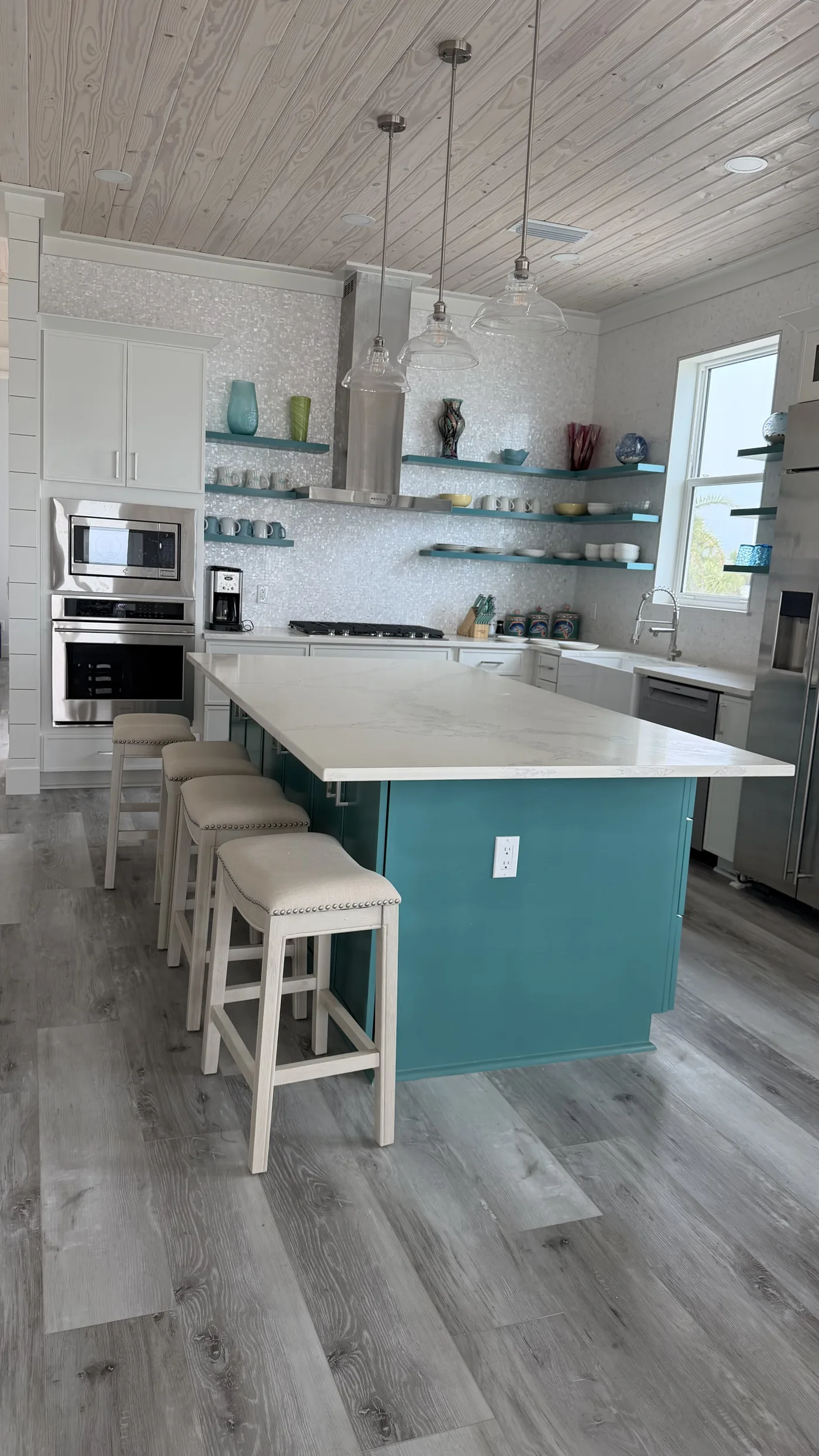 Cozinha com ilha azul e prateleiras