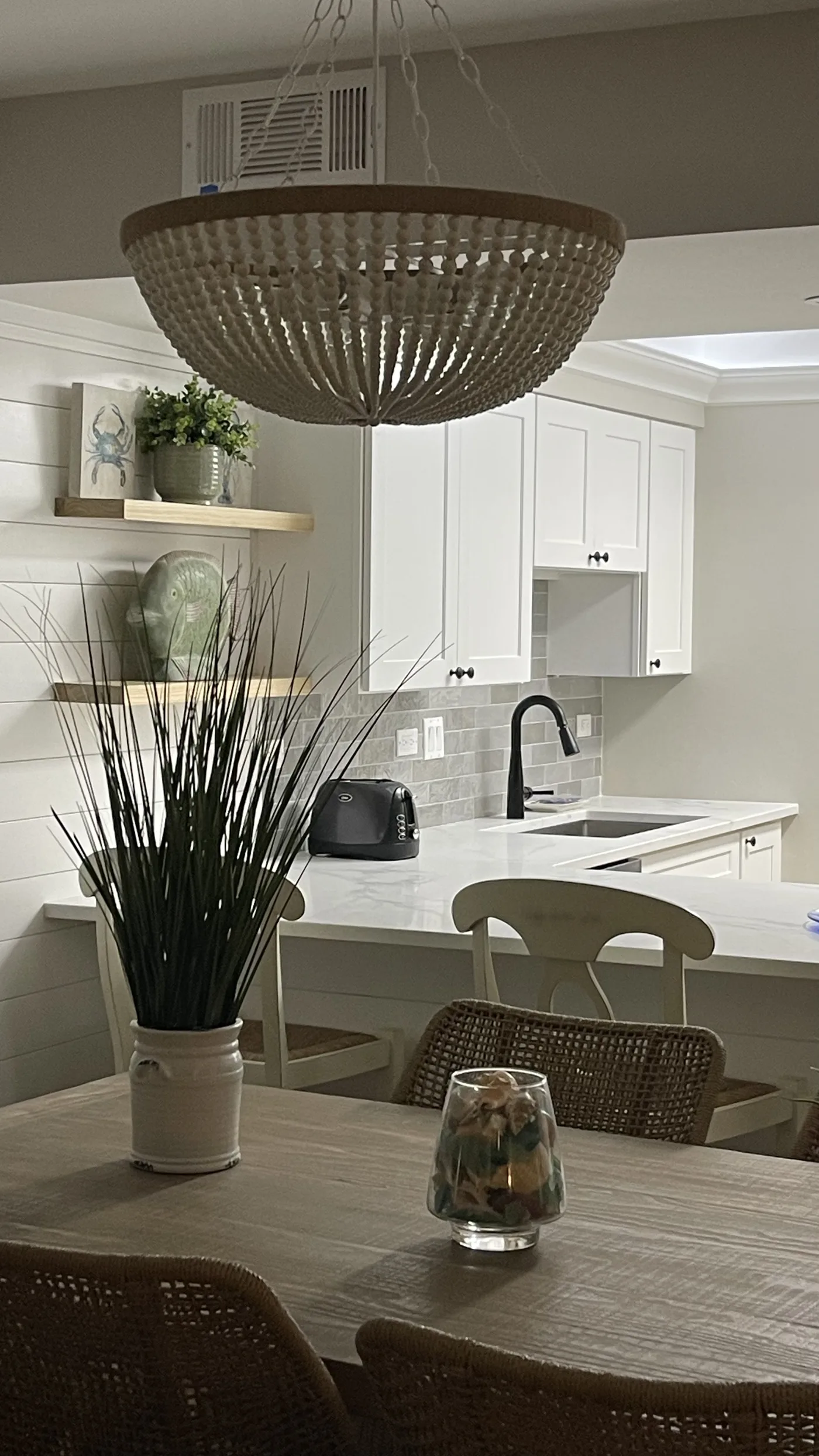 Cozinha com ilha e lustre